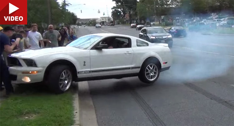 Ford Mustang gây tai nạn vì màn drift xe tai hại